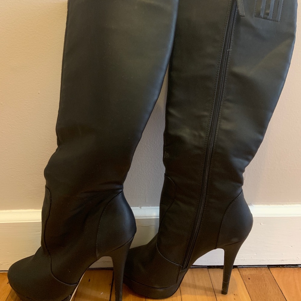 Boots - Picture 3 of 4